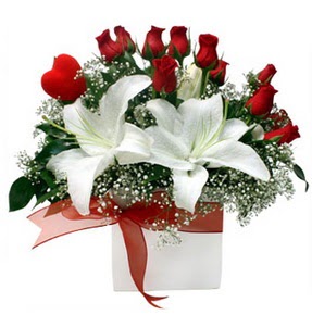  Kırklareli güvenli kaliteli hızlı çiçek  1 dal kazablanka 11 adet kırmızı gül vazosu