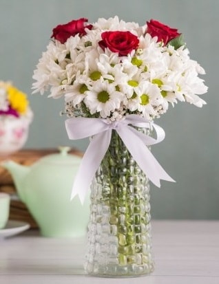 Papatya Ve Güllerin Uyumu camda  Kırklareli uluslararası çiçek gönderme 